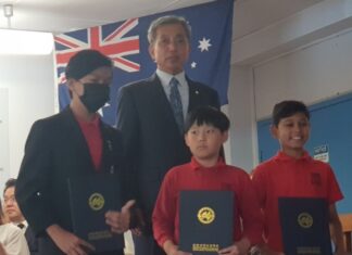 호주시드니한인회 강흥원 회장, 캠시 퍼블릭스쿨 졸업식에서 한국어 상 시상